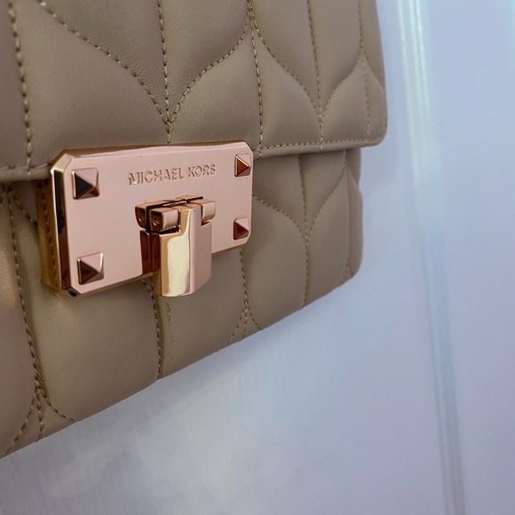 MICHAEL KORS beige padded leather clutch/shoulder bag with strap - Picture 4 of 12
